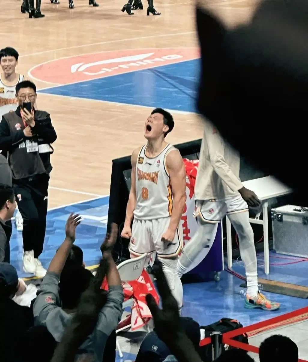 CBA传奇谢幕,球迷泪洒赛场 CBA传奇谢幕,球迷泪洒赛场