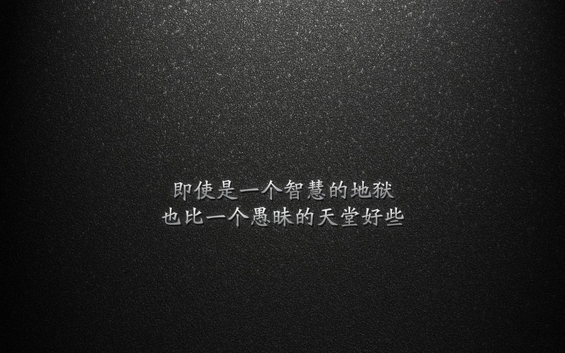 墨镜背后，那唯一没有高举的双手