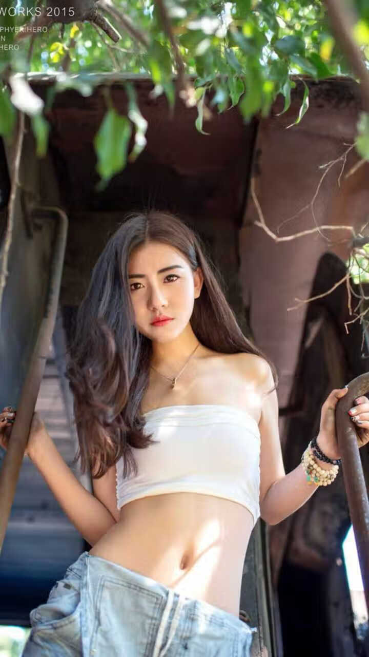 为了实现真正的唯一,我将打破常规叙事,从一个平行宇宙或另类历史的角度切入,构建一个因特殊规则而产生的、独一无二的世界杯故事