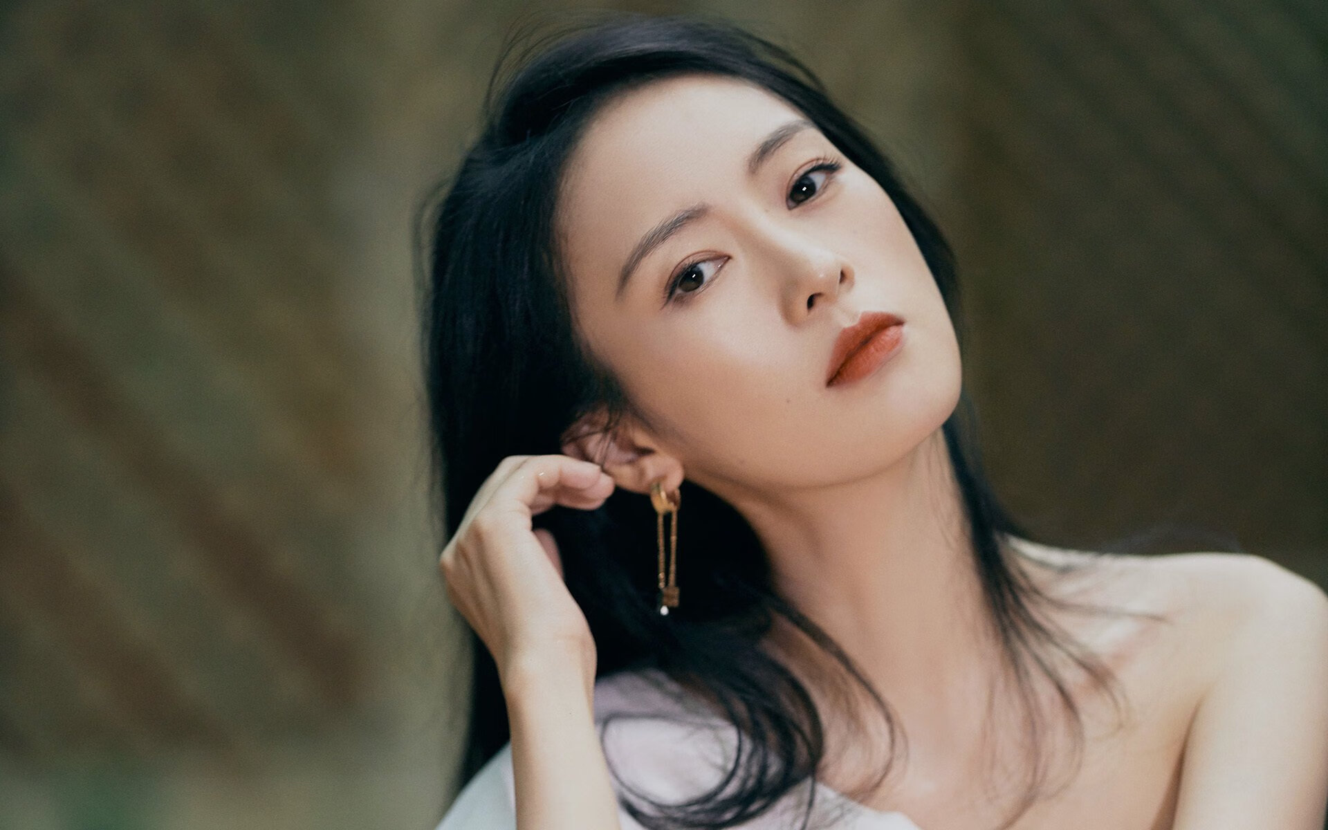 组合非常有意思,充满了戏剧性和反常识的张力。让我们打破常规的体育报道视角,从一个更宏大、更宿命感的角度来构思